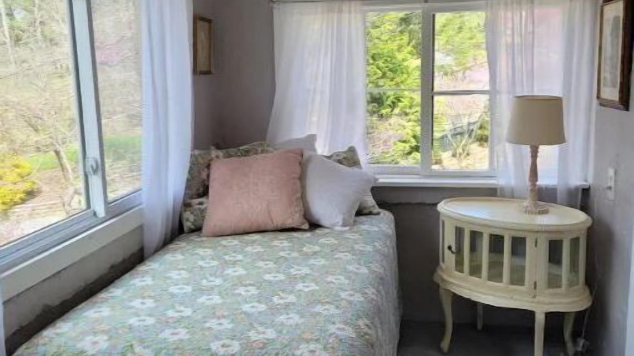 Photo of Bedroom in Grove Park- Sunset