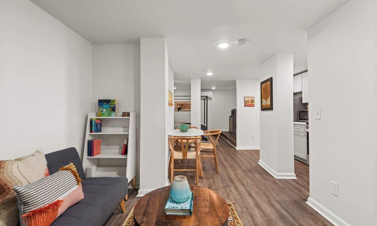 Photo of Livingroom in Belmont - Hillsboro