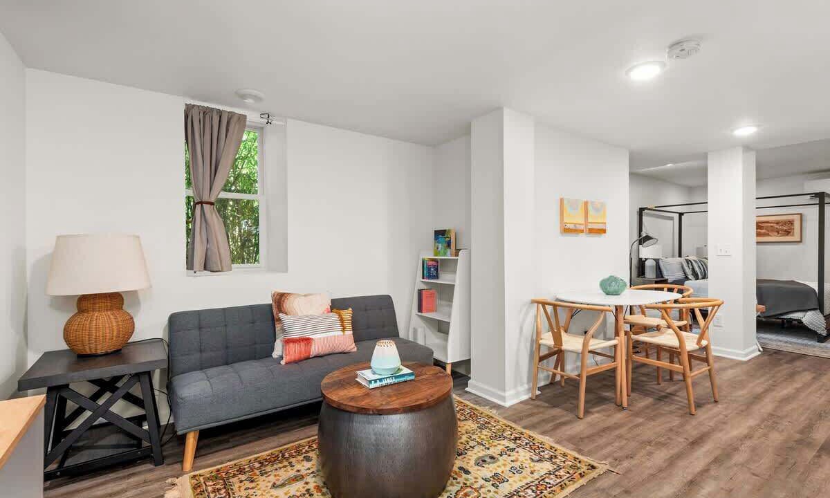 Photo of Livingroom in Belmont - Hillsboro