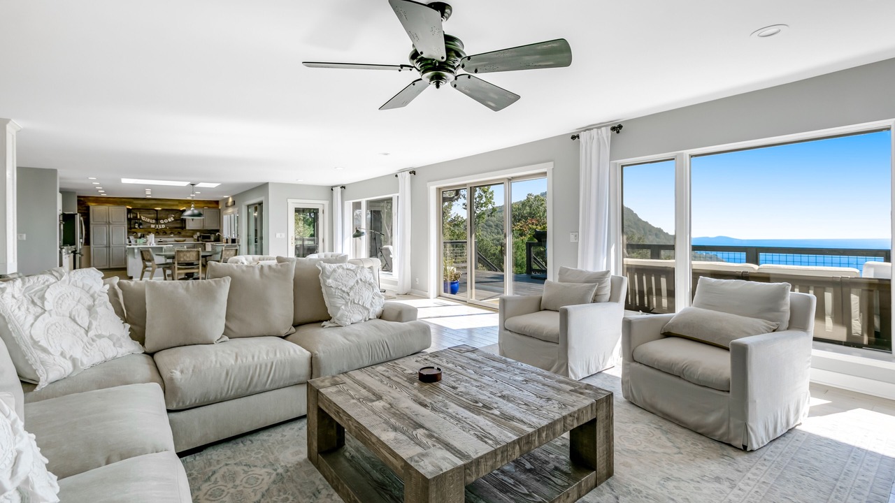 Photo of Livingroom in Saluda