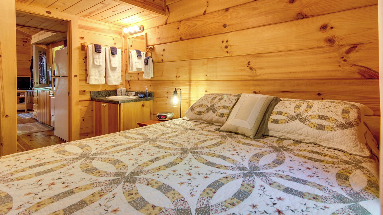 Photo of Bedroom in Hendersonville