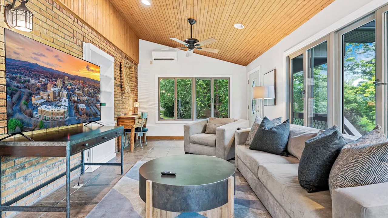 Photo of Livingroom in Fairview