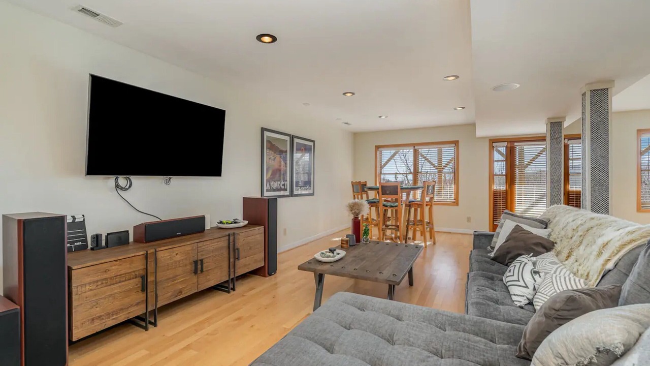 Photo of Livingroom in Old Fort