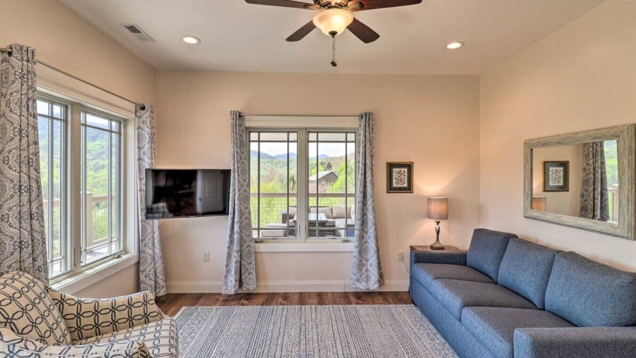 Photo of Livingroom in Candler