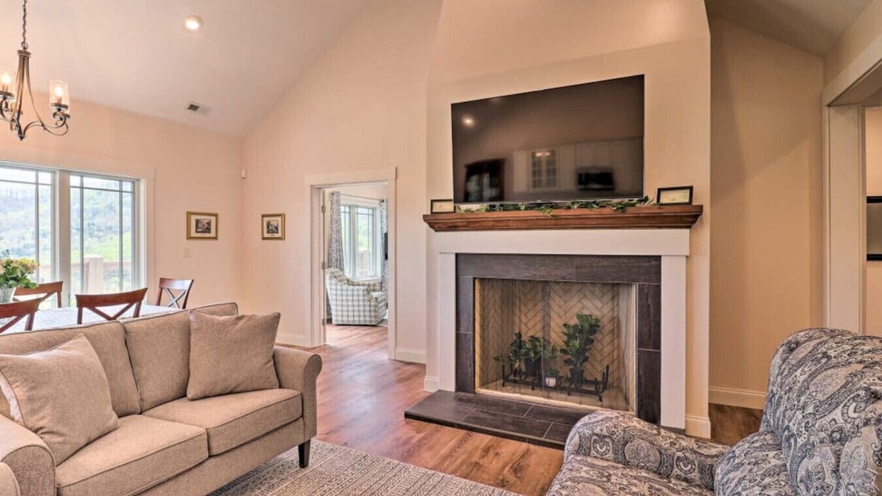Photo of Livingroom in Candler