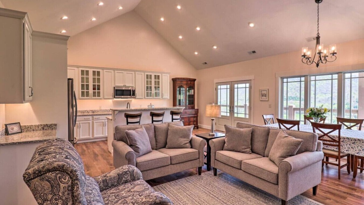 Photo of Livingroom in Candler