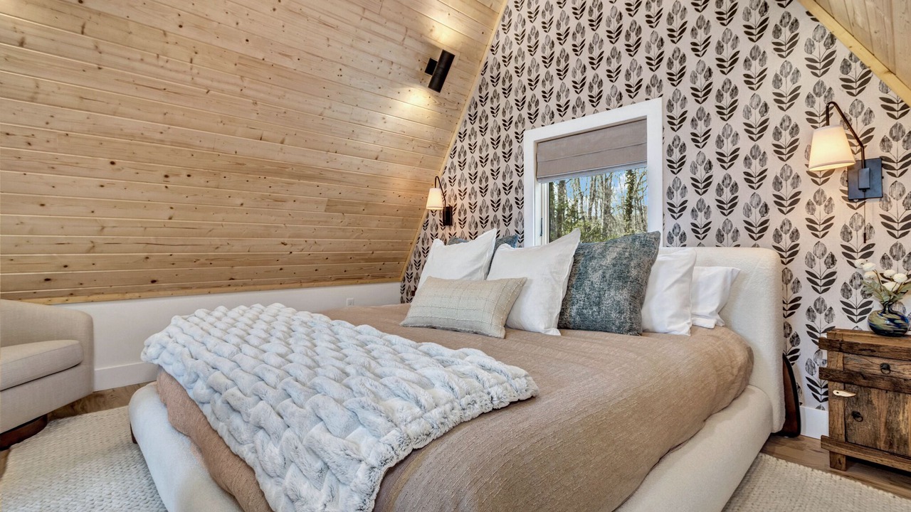 Photo of Bedroom in Swannanoa