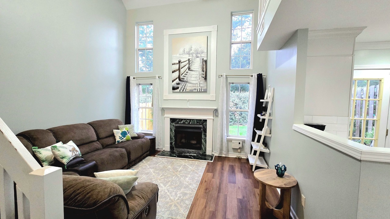 Photo of Livingroom in Davis Lake - Eastfield