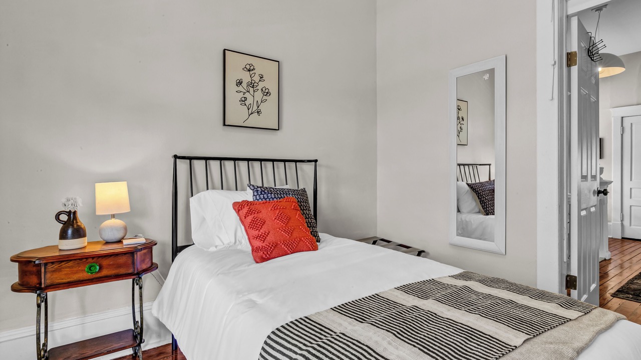 Photo of Bedroom in Metropolitan