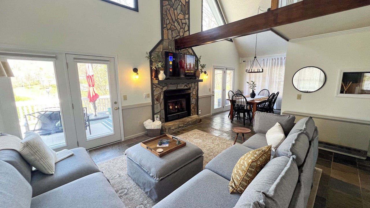 Photo of Livingroom in West Jefferson