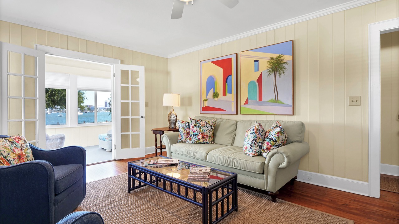 Photo of Livingroom in South Harbor Island