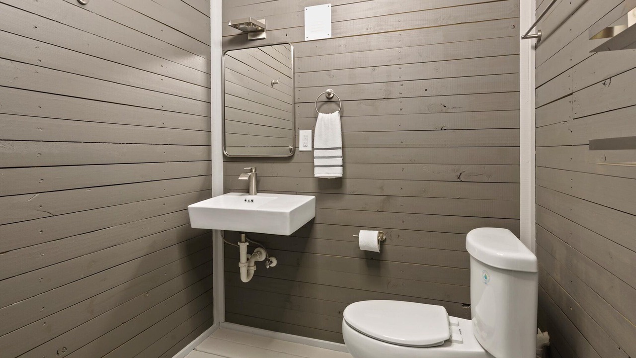 Photo of Bathroom in Commonwealth Park