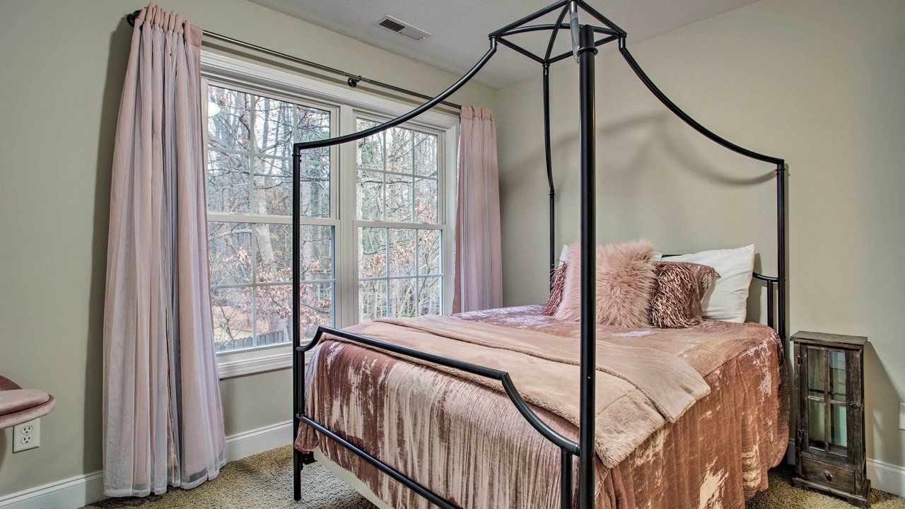 Photo of Bedroom in Royal Pines