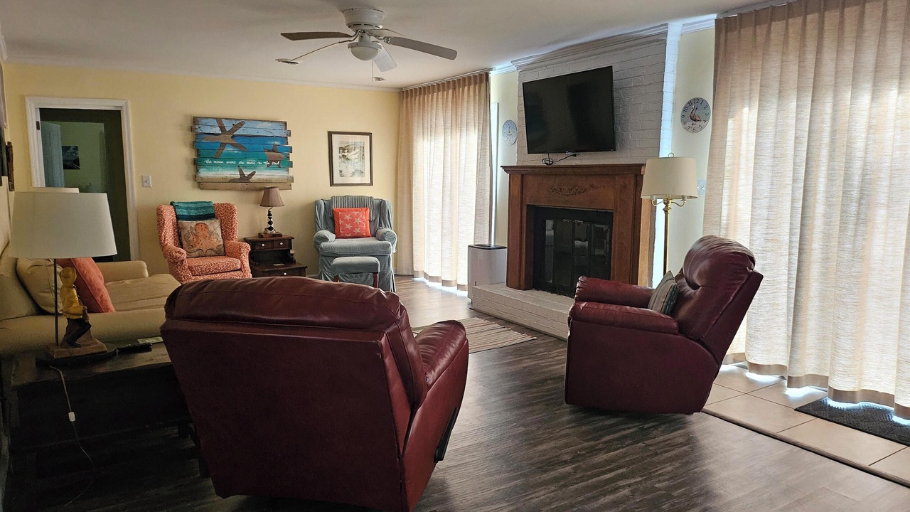 Photo of Livingroom in Pine Knoll Shores