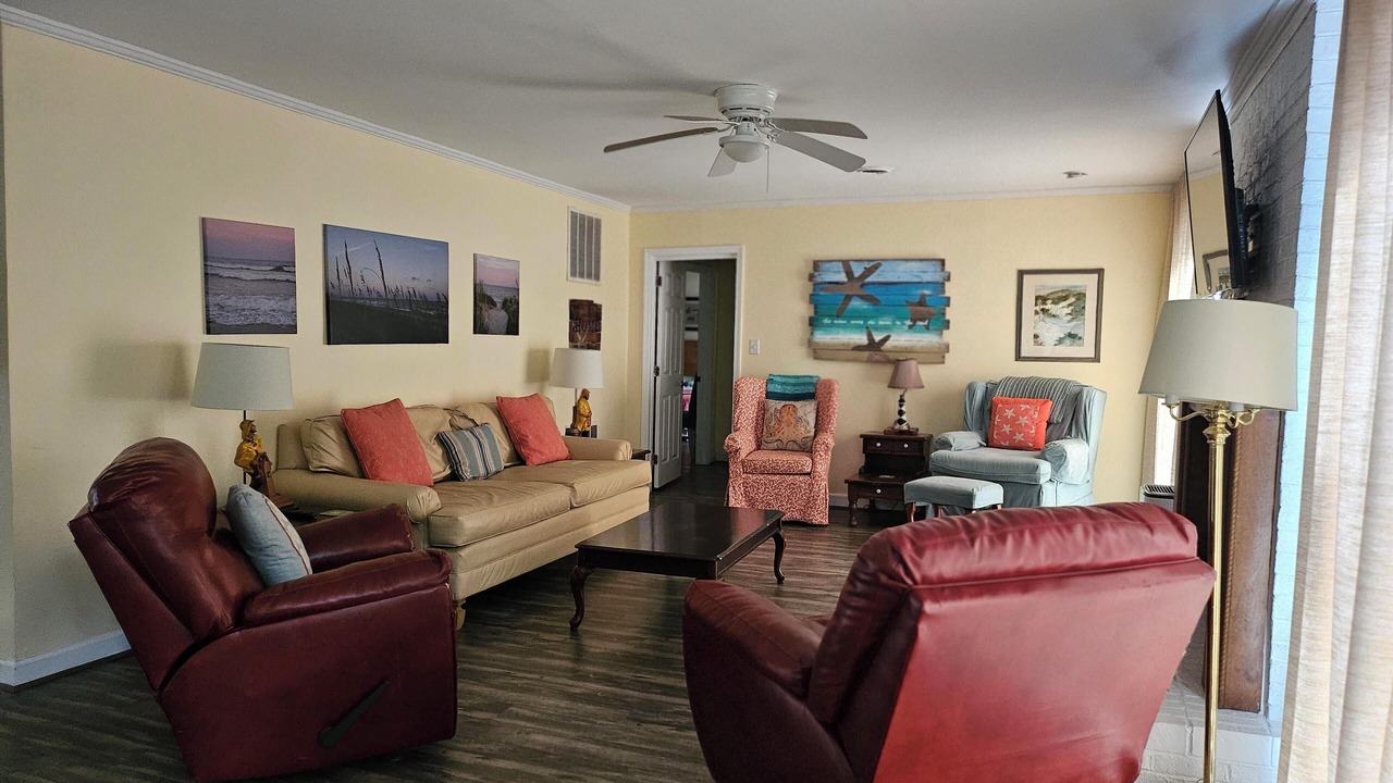 Photo of Livingroom in Pine Knoll Shores