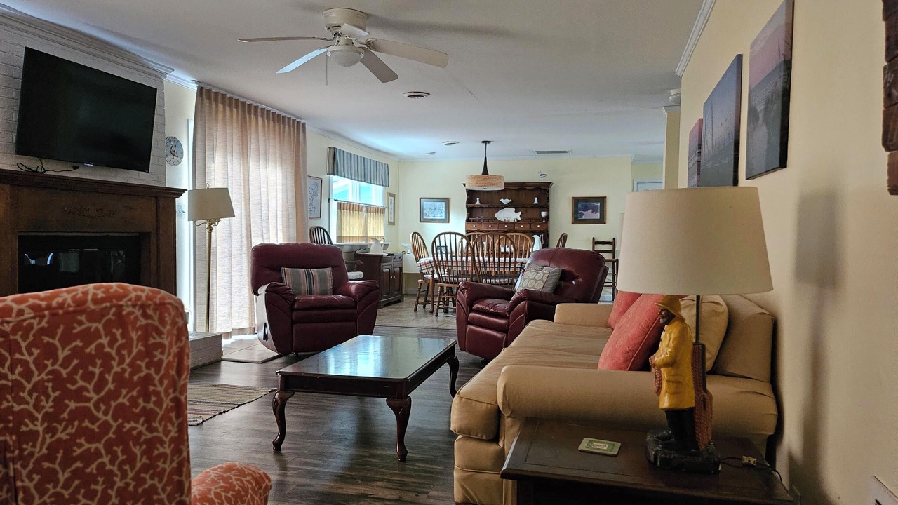 Photo of Livingroom in Pine Knoll Shores