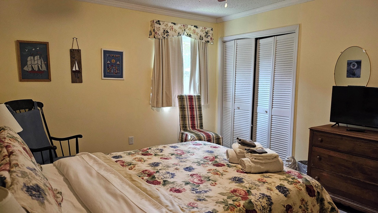 Photo of Bedroom in Pine Knoll Shores
