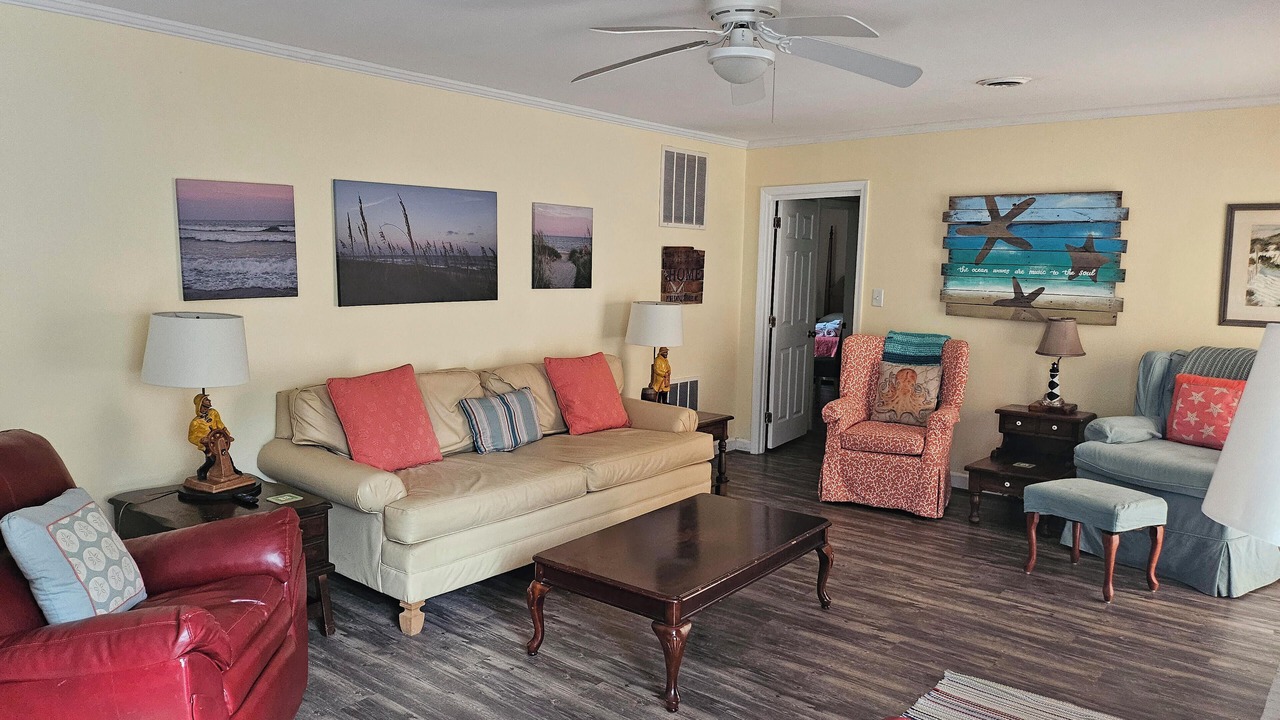 Photo of Livingroom in Pine Knoll Shores