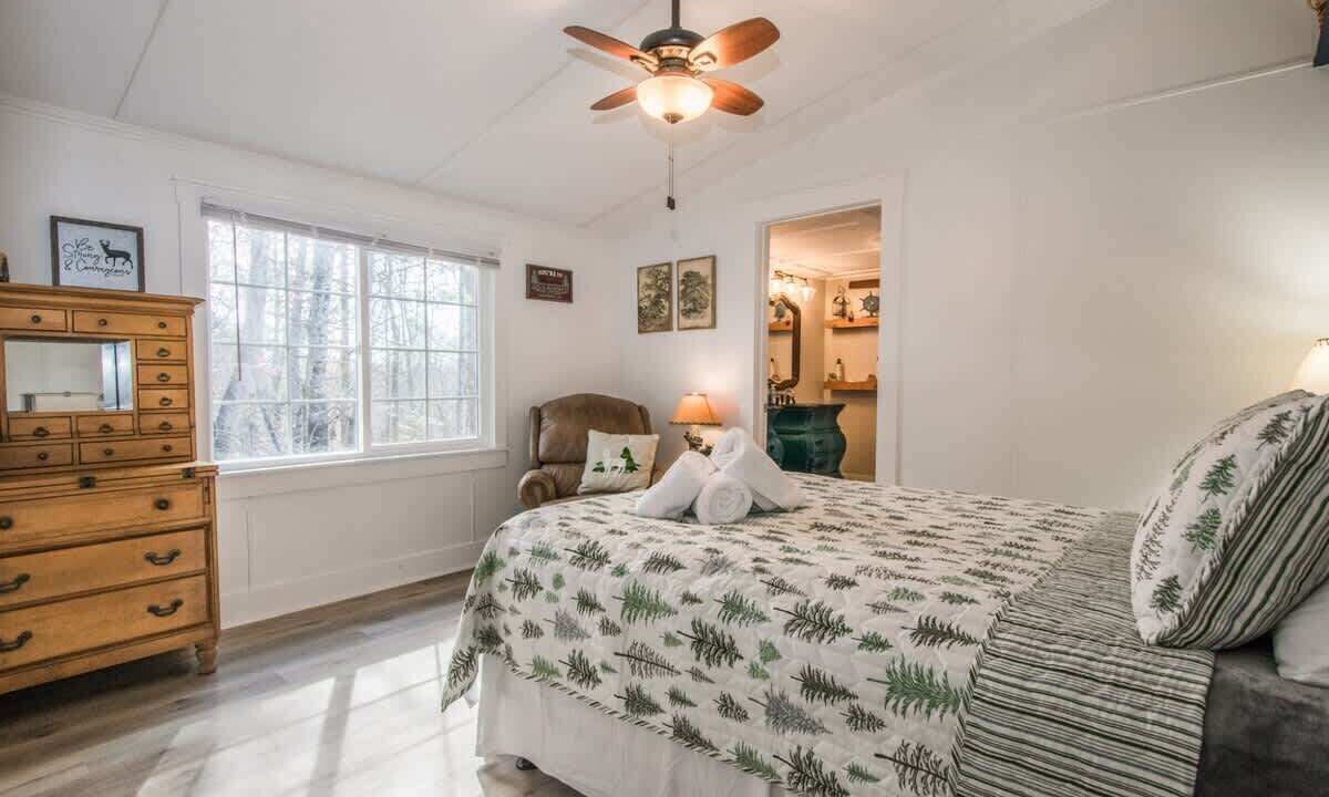 Photo of Bedroom in Hendersonville