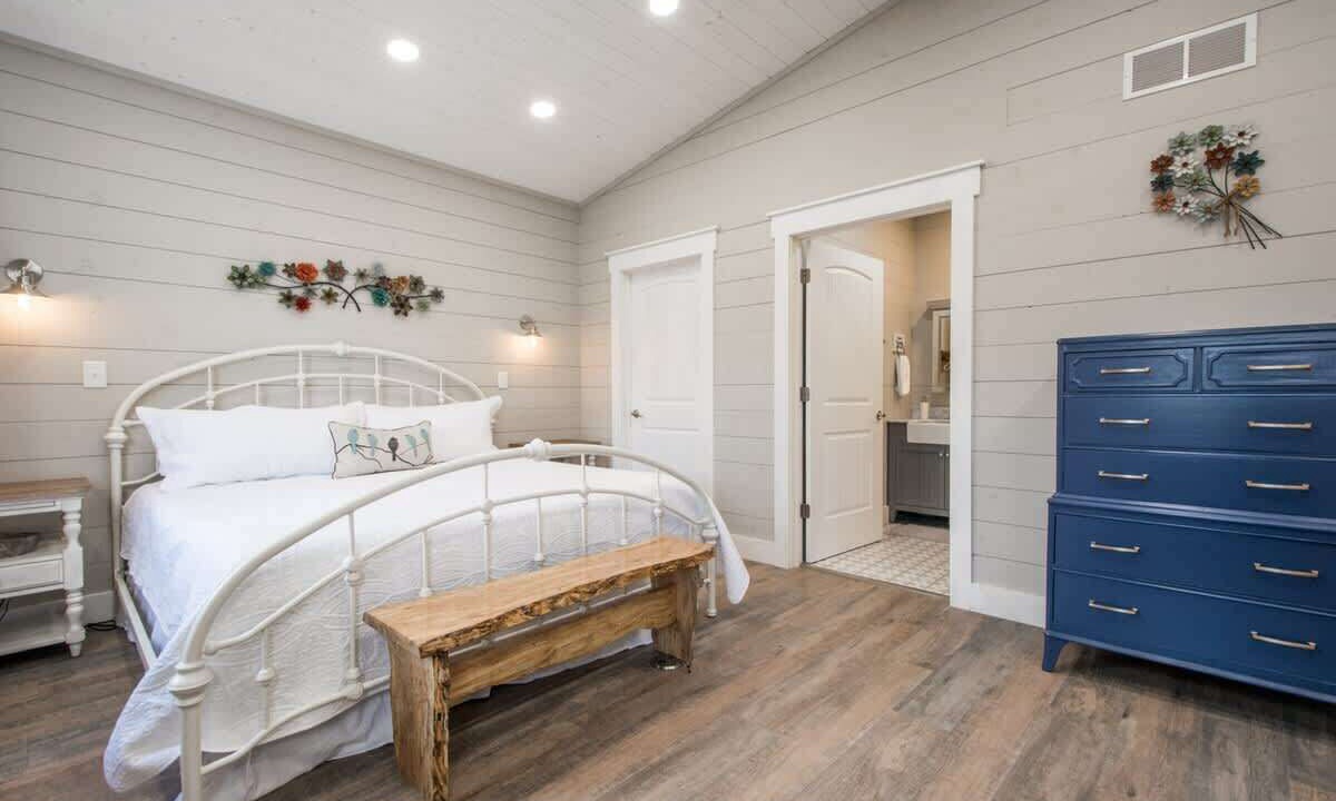 Photo of Bedroom in Hendersonville