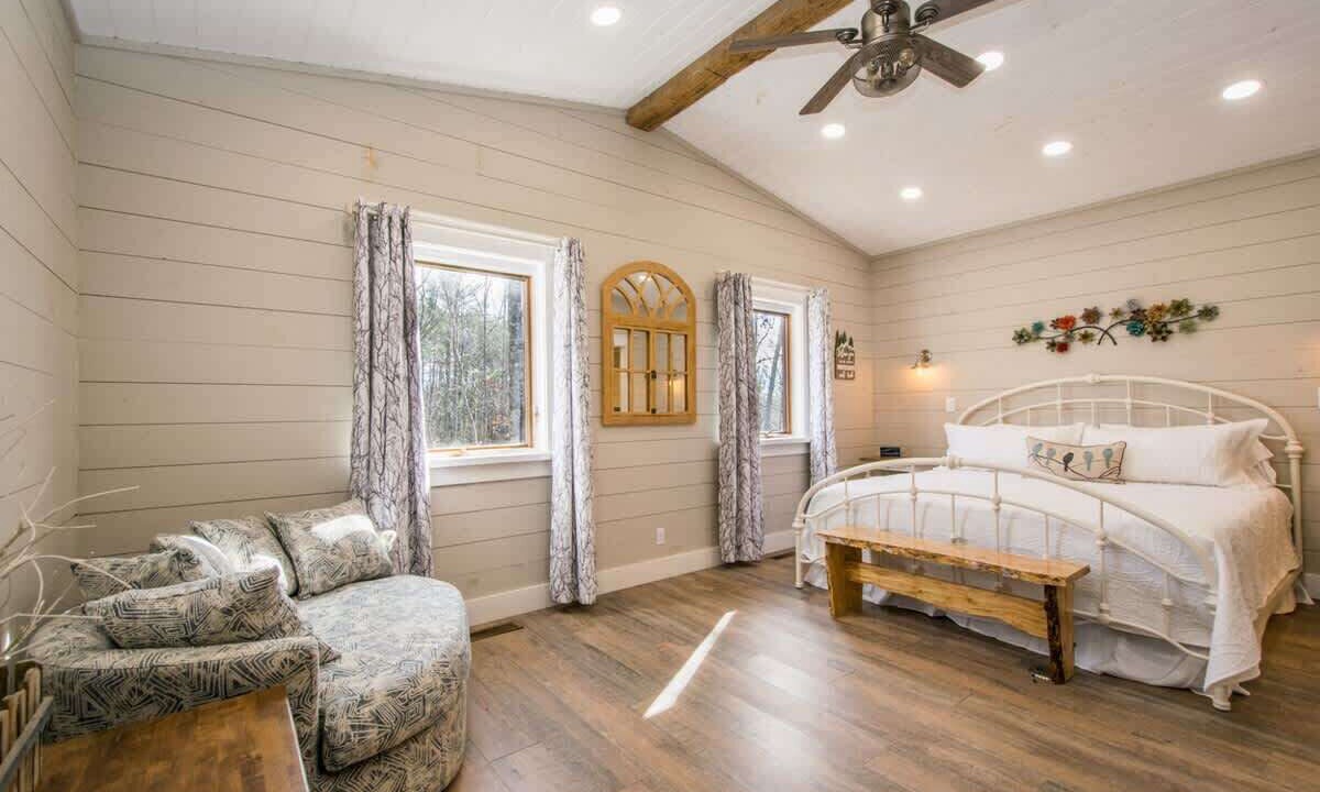 Photo of Bedroom in Hendersonville