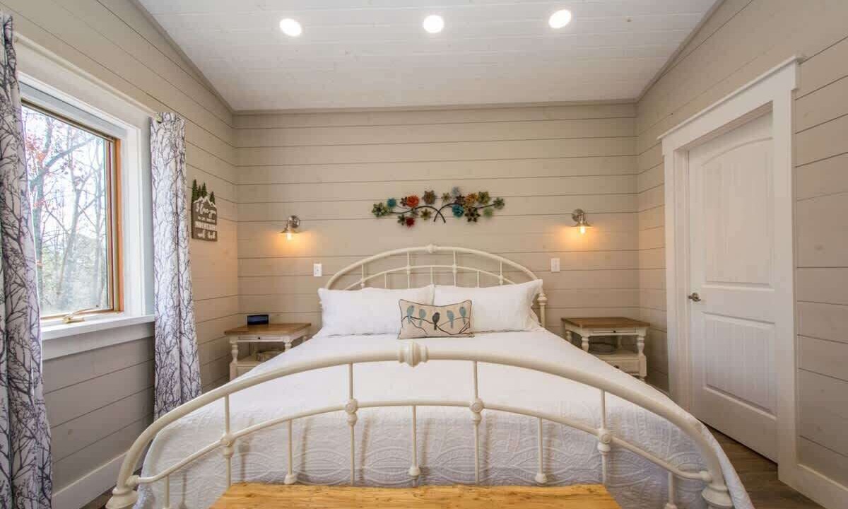 Photo of Bedroom in Hendersonville