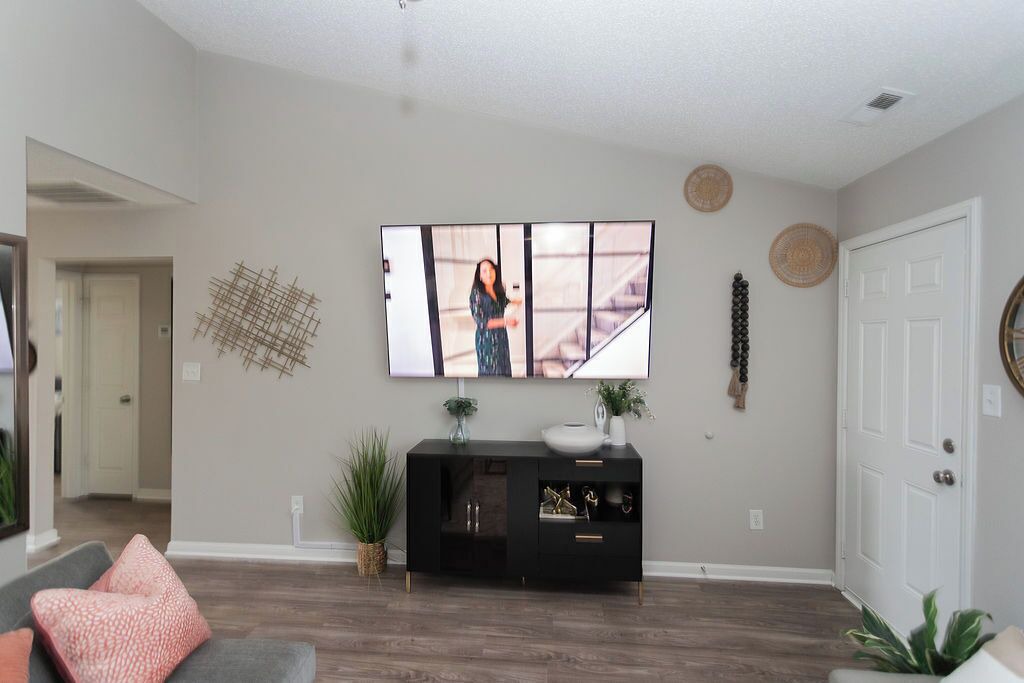 Photo of Livingroom in Oakdale