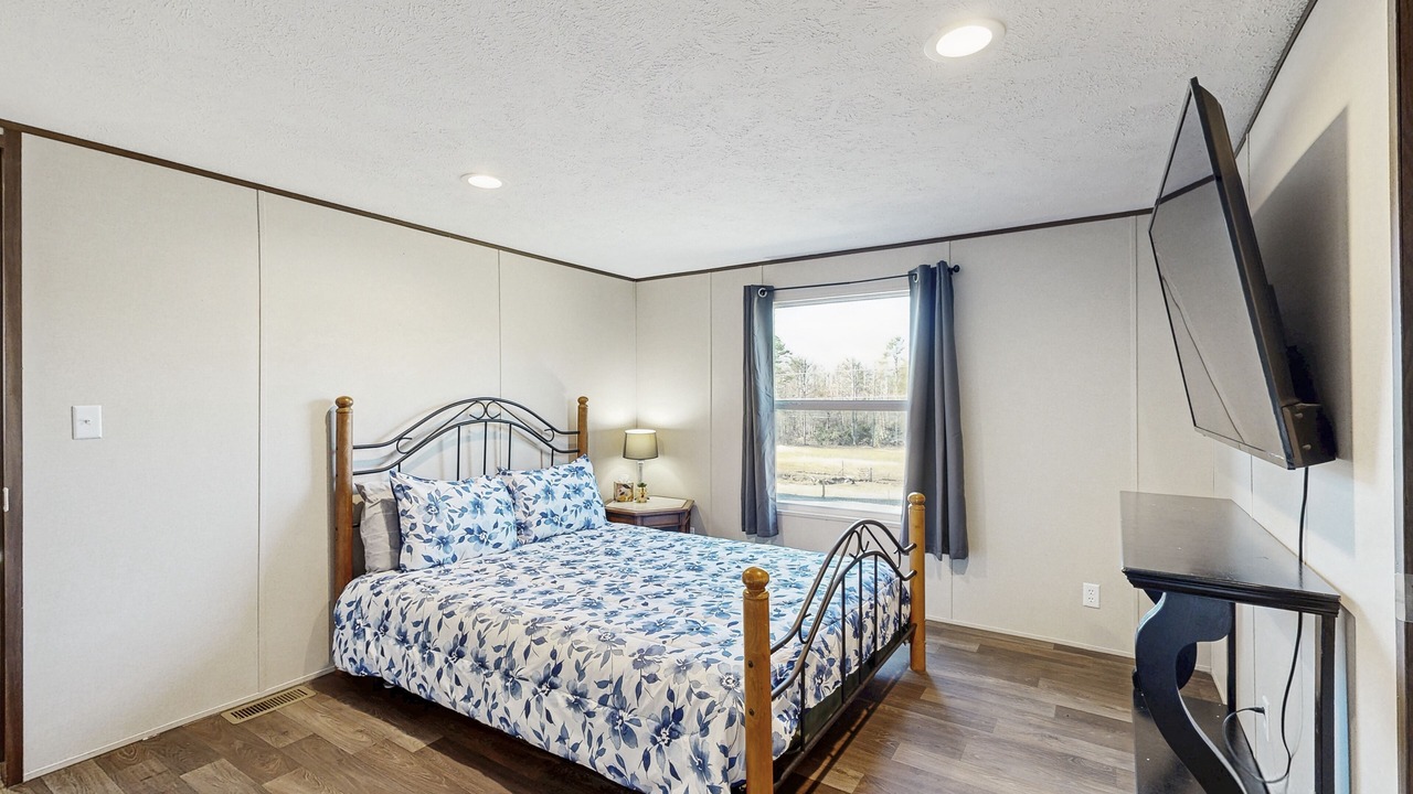 Photo of Bedroom in Hendersonville