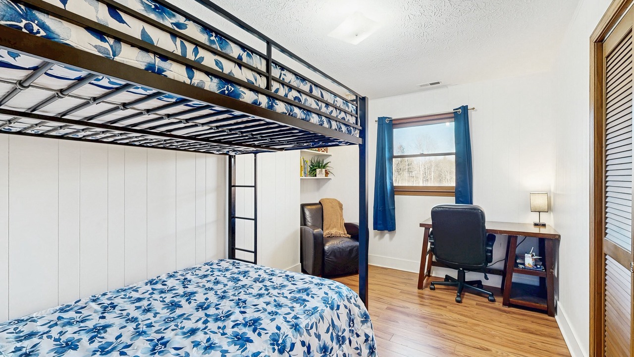 Photo of Bedroom in Hendersonville