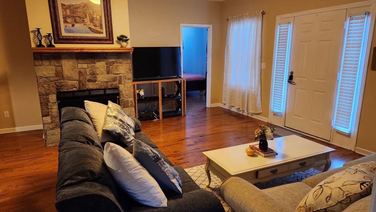 Photo of Livingroom in Guntersville