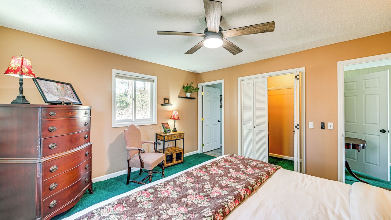 Photo of Bedroom in Robbinsville