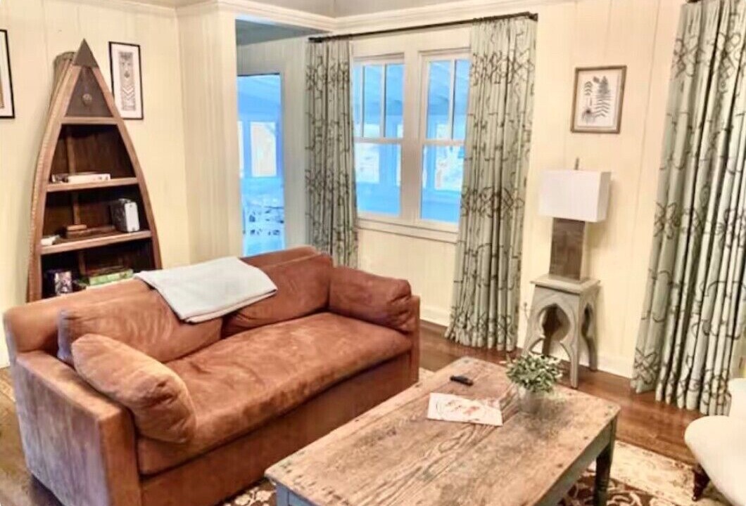 Photo of Livingroom in Mirror Lake