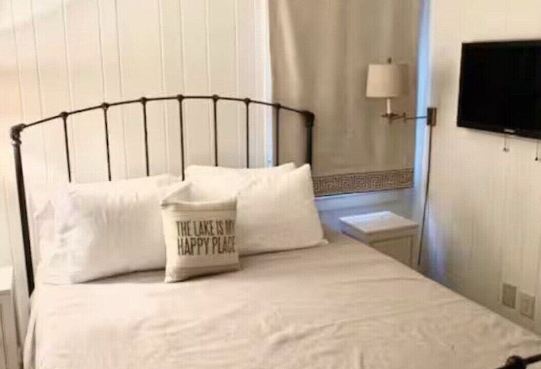 Photo of Bedroom in Mirror Lake