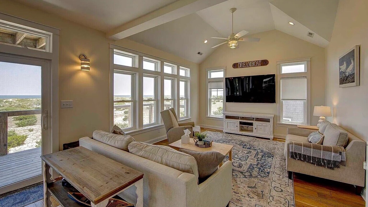 Photo of Livingroom in Wind Over Waves