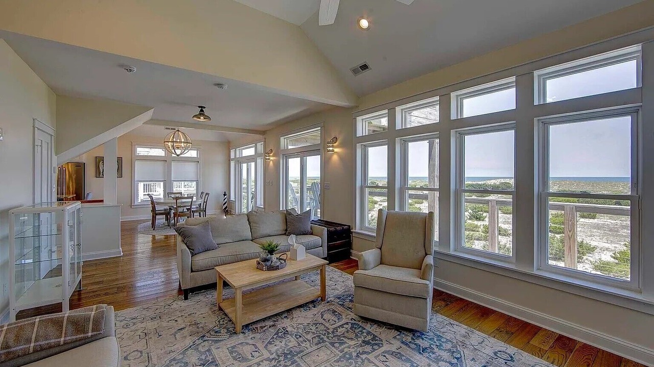 Photo of Livingroom in Wind Over Waves