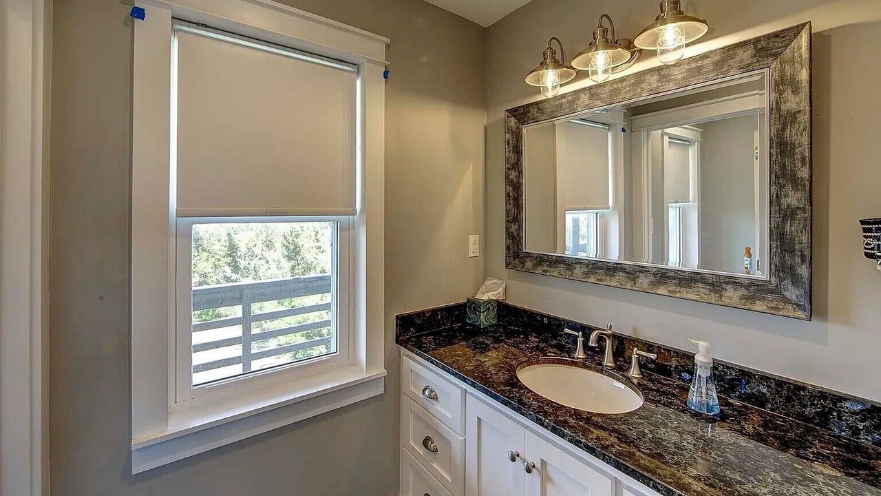 Photo of Bathroom in Wind Over Waves