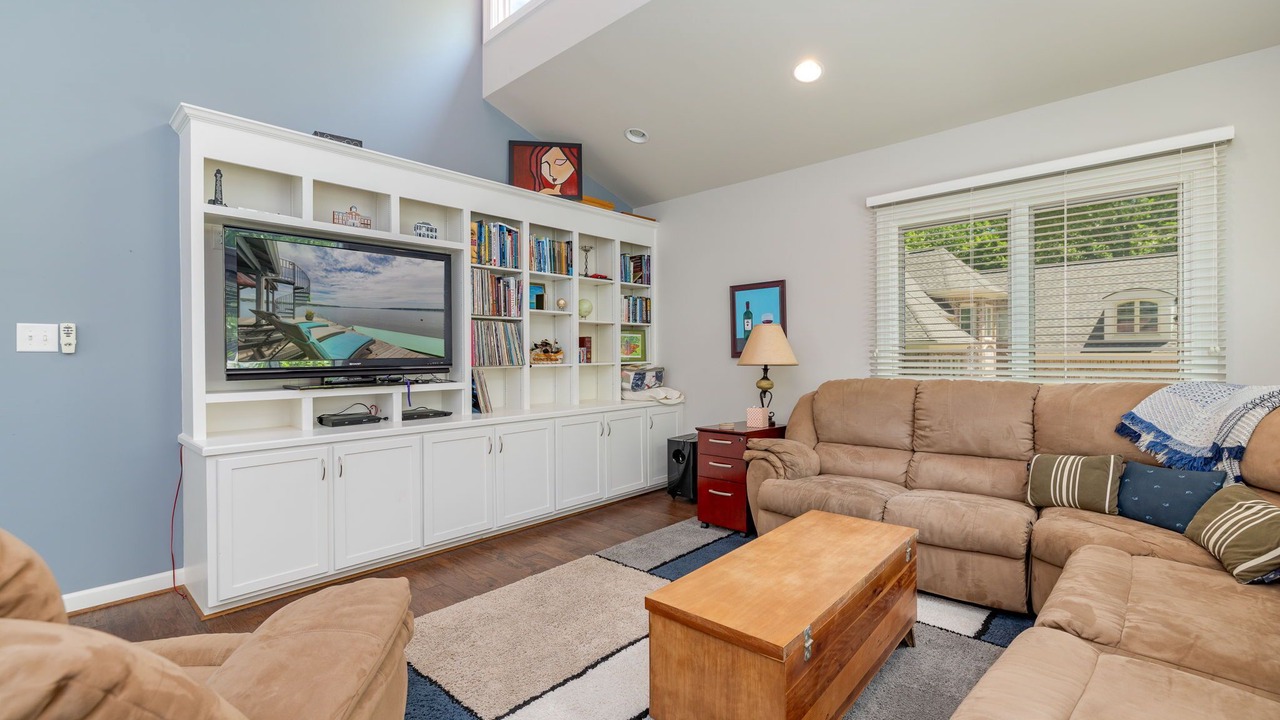 Photo of Livingroom in Old Bridge Point