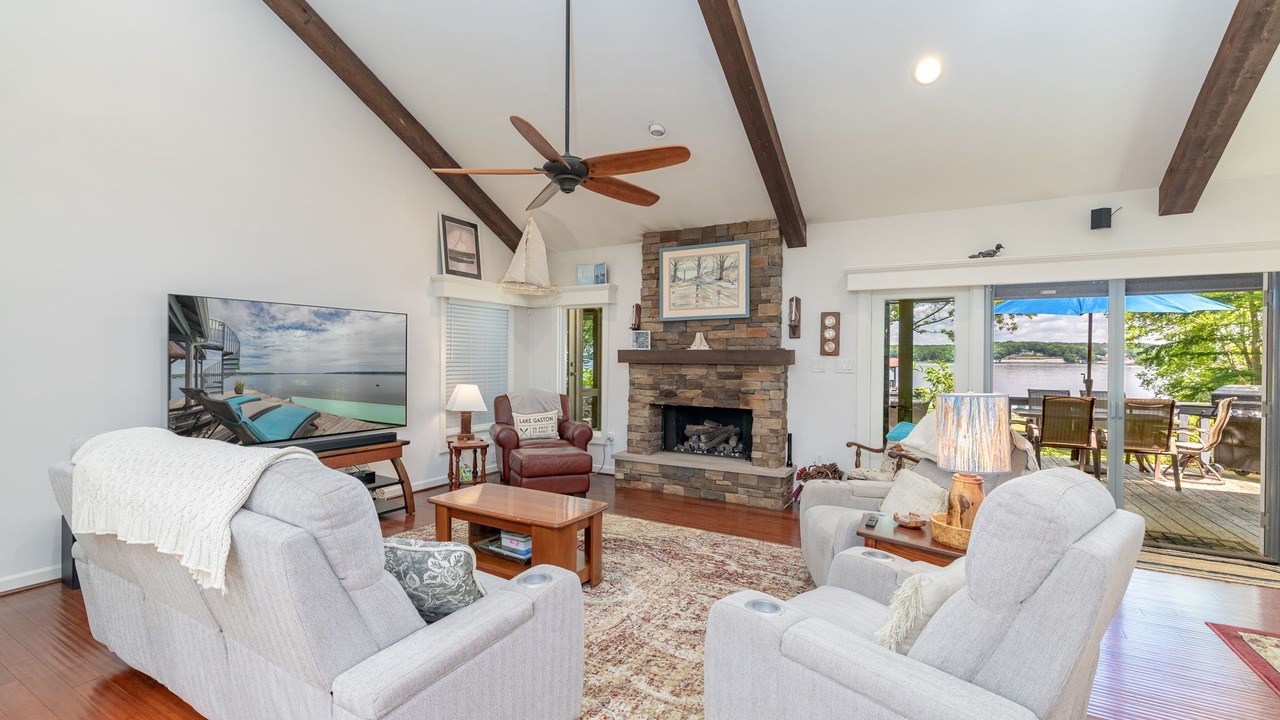 Photo of Livingroom in Old Bridge Point