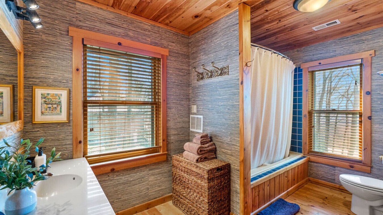 Photo of Bathroom in East End - Valley Street