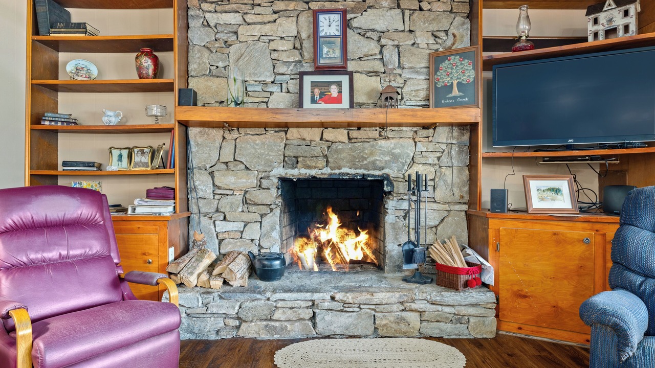 Photo of Livingroom in Saluda