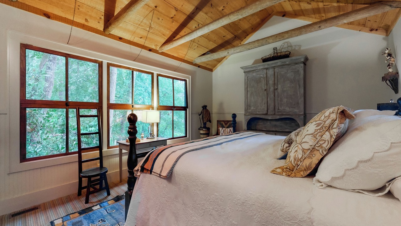 Photo of Bedroom in Lake Sequoyah