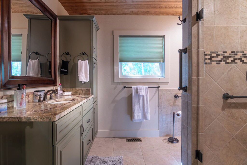 Photo of Bathroom in Celo