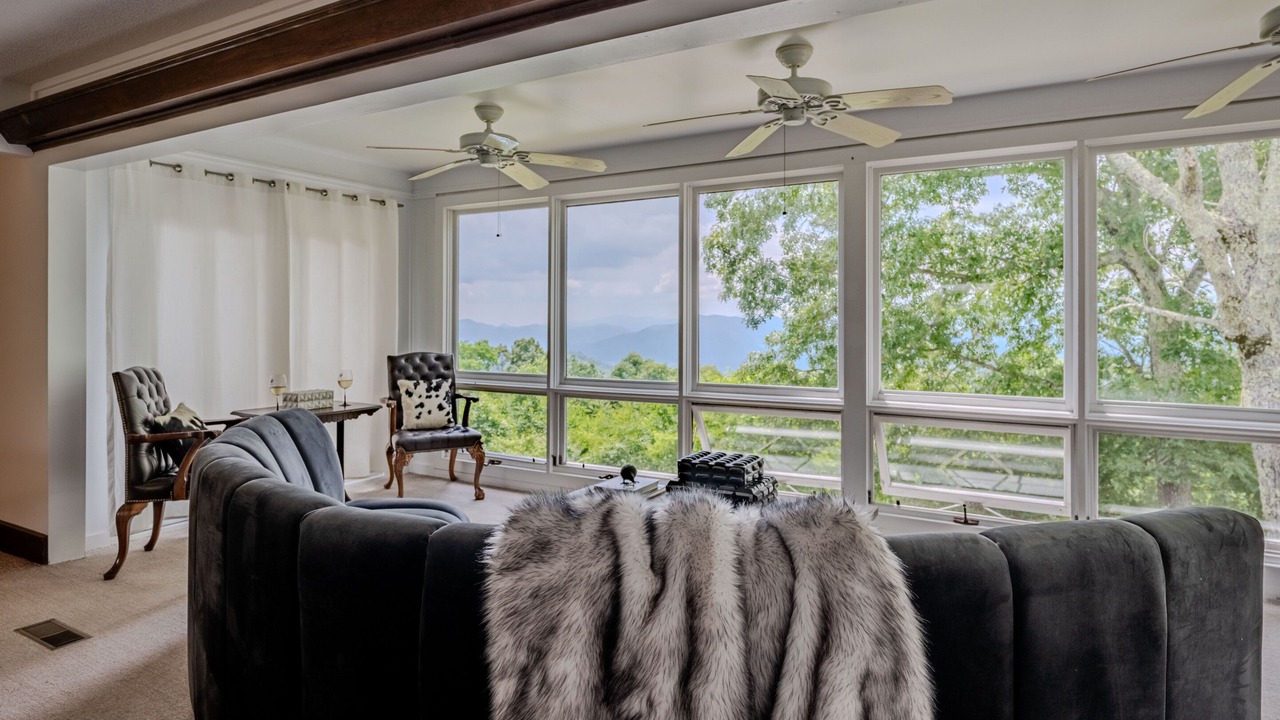 Photo of Livingroom in Scaly Mountain