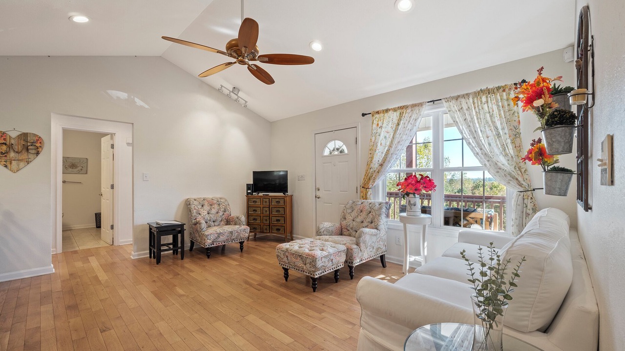 Photo of Livingroom in Morganton
