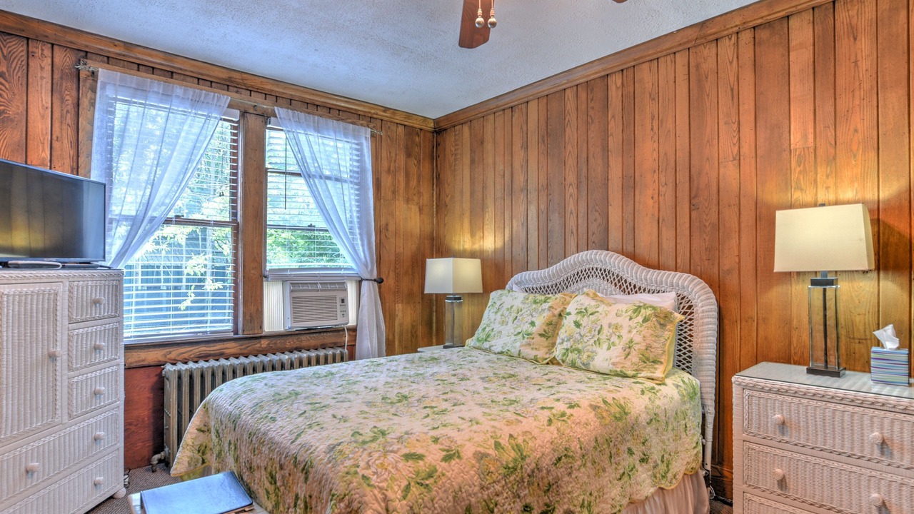 Photo of Bedroom in Hendersonville