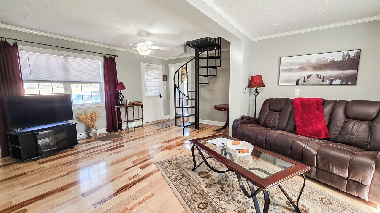 Photo of Livingroom in Lemon Springs