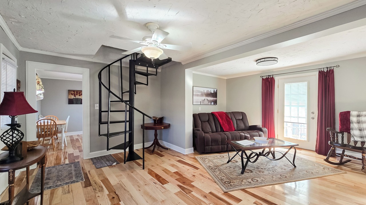 Photo of Livingroom in Lemon Springs