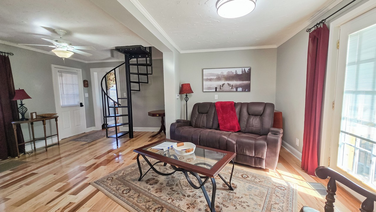 Photo of Livingroom in Lemon Springs