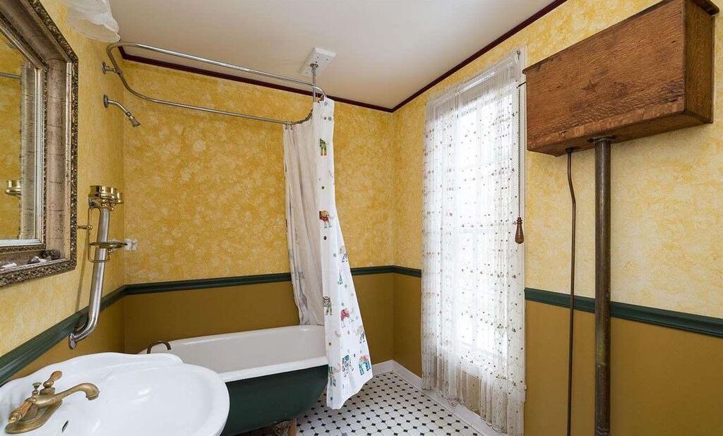 Photo of Bathroom in Historic Oakwood