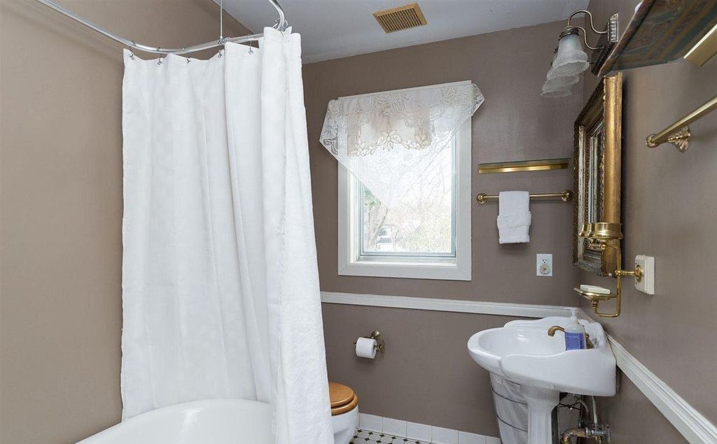 Photo of Bathroom in Historic Oakwood